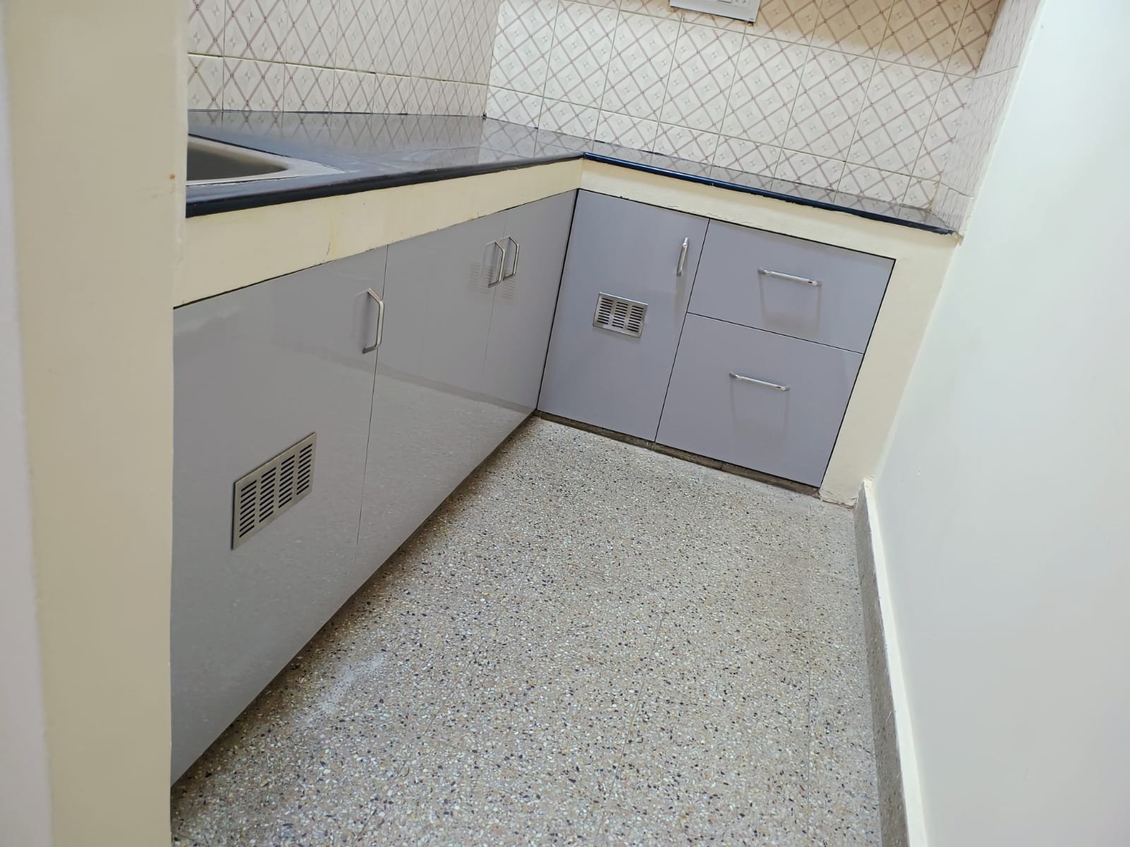 Spacious 2BHK Flat for Rent | Comfortable Living with Modern Amenities I Viveknagar I Bangalore I Kitchen https://renthouzz.in/