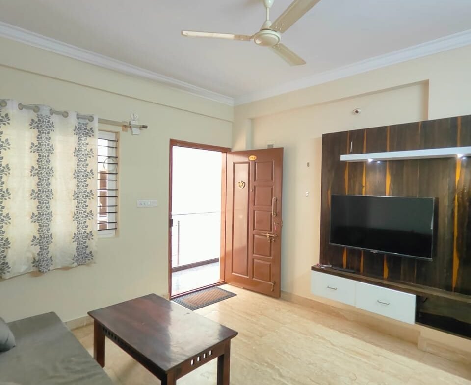 Elegant 2BHK Fully Furnished Flat for Rent | BTM 2 ND STAGE I Bangalore I Stylish, Move-In Ready I Living room https://renthouzz.in/