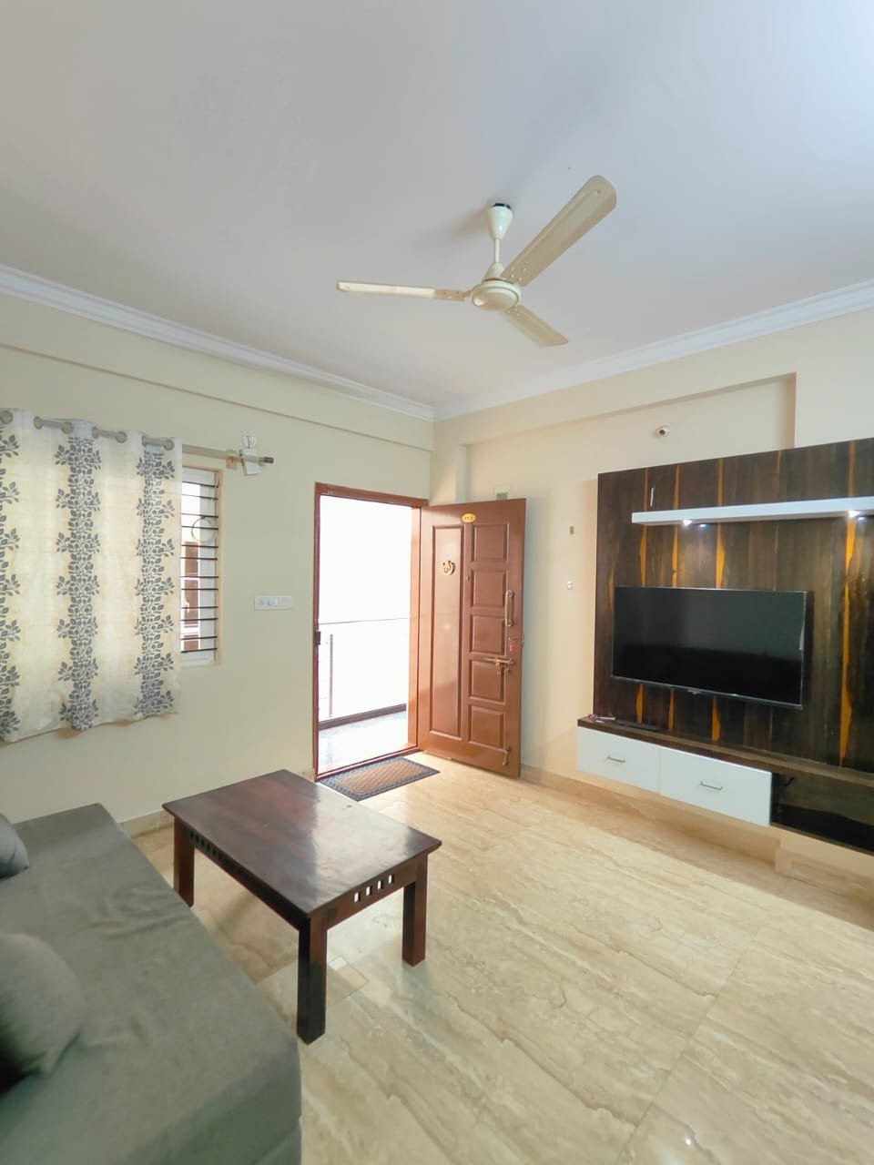 Elegant 2BHK Fully Furnished Flat for Rent | BTM 2 ND STAGE I Bangalore I Stylish, Move-In Ready I Living room https://renthouzz.in/