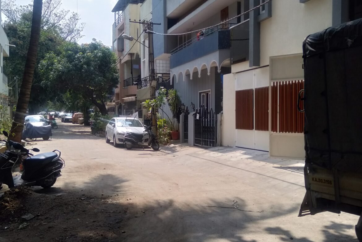 Spacious 3BHK Flat for Rent | Comfortable Living with Modern Amenities I Viveknagar I Bangalore I Front view https://renthouzz.in/