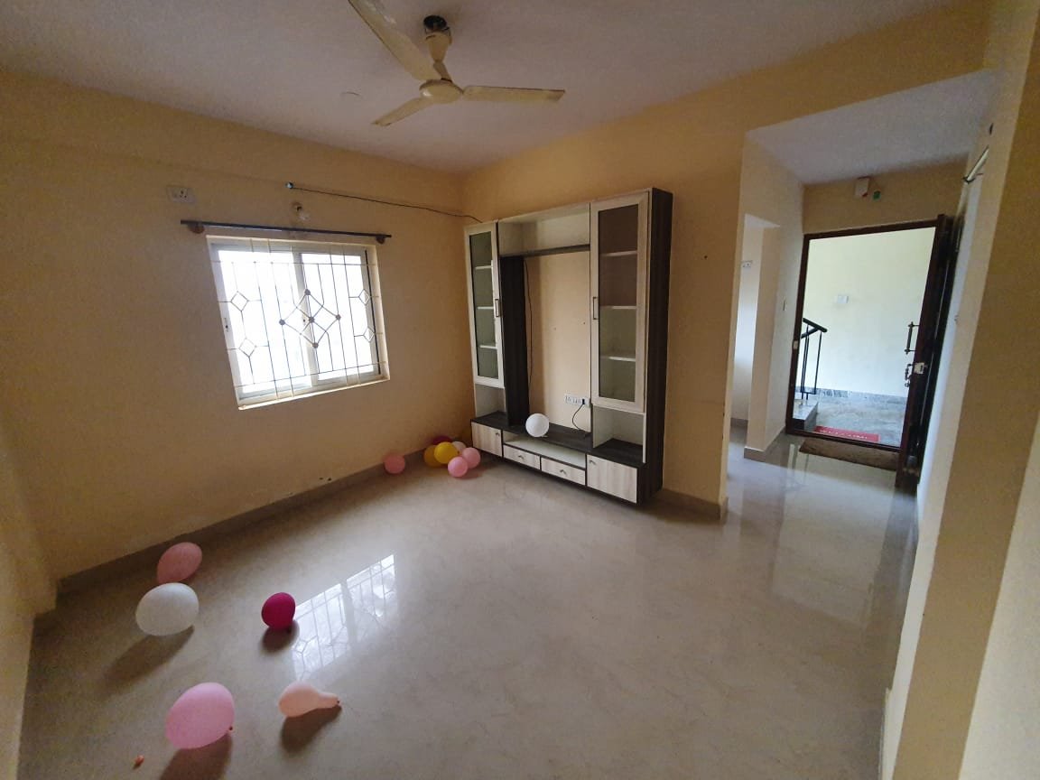 "Spacious 600 sqft 1BHK Luxury Flats for rent in Gottigere Bannerghatt Main Road | Modern Construction & Excellent Ventilation | Ample Bike Parking Available" Hall https://renthouzz.in/