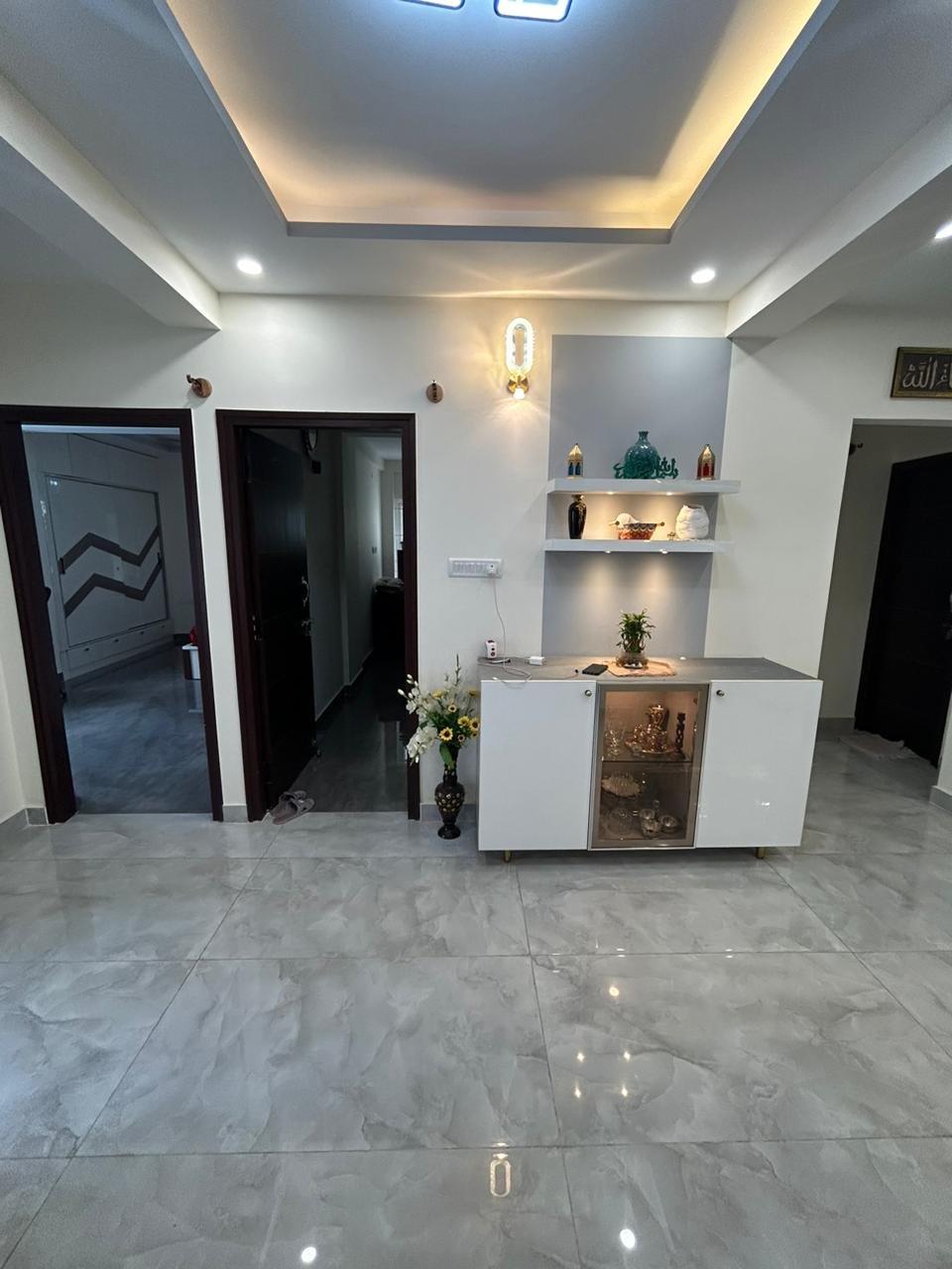 "Spacious 2400 sqft 3BHK Luxury Flats for Sale in HSR Layout | Modern Construction & Excellent Ventilation | Ample Parking Available" Hall https://renthouzz.in/