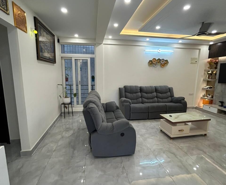 "Spacious 2400 sqft 3BHK Luxury Flats for Sale in HSR Layout | Modern Construction & Excellent Ventilation | Ample Parking Available" Hall https://renthouzz.in/