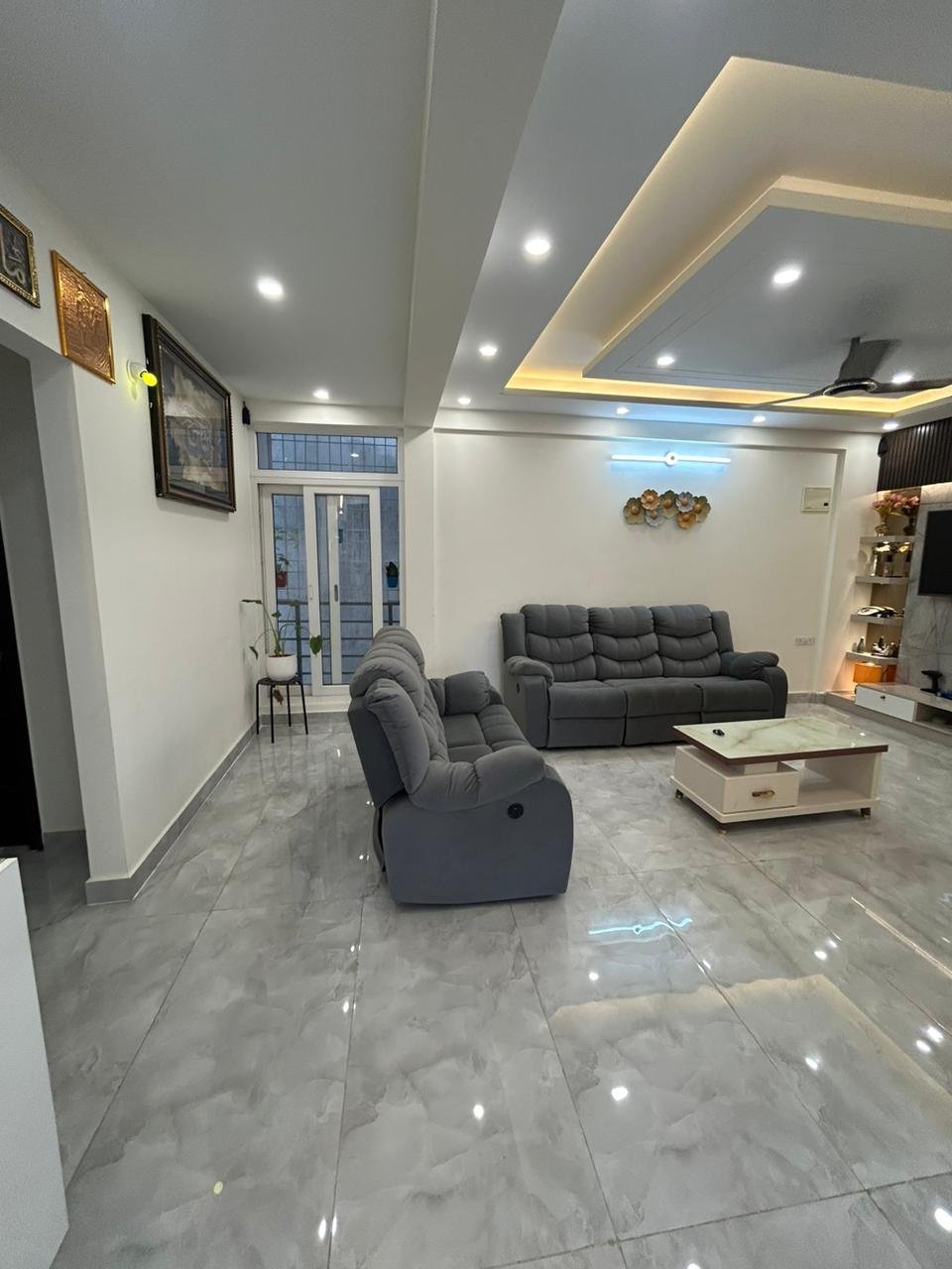 "Spacious 2400 sqft 3BHK Luxury Flats for Sale in HSR Layout | Modern Construction & Excellent Ventilation | Ample Parking Available" Hall https://renthouzz.in/