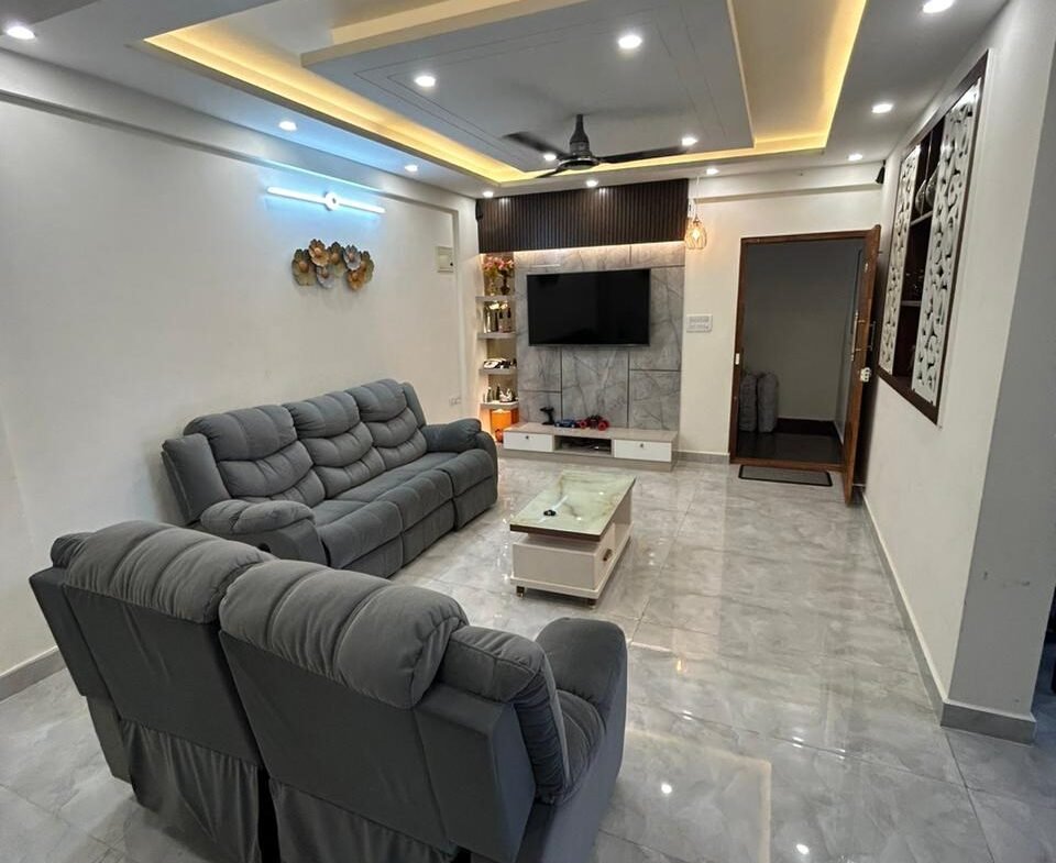 "Spacious 2400 sqft 3BHK Luxury Flats for Sale in HSR Layout | Modern Construction & Excellent Ventilation | Ample Parking Available" Hall https://renthouzz.in/