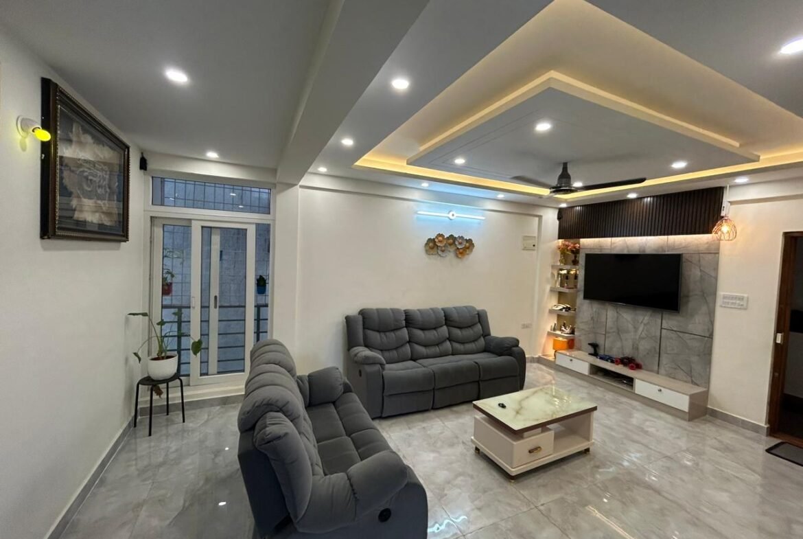 "Spacious 2400 sqft 3BHK Luxury Flats for Sale in HSR Layout | Modern Construction & Excellent Ventilation | Ample Parking Available" Hall https://renthouzz.in/