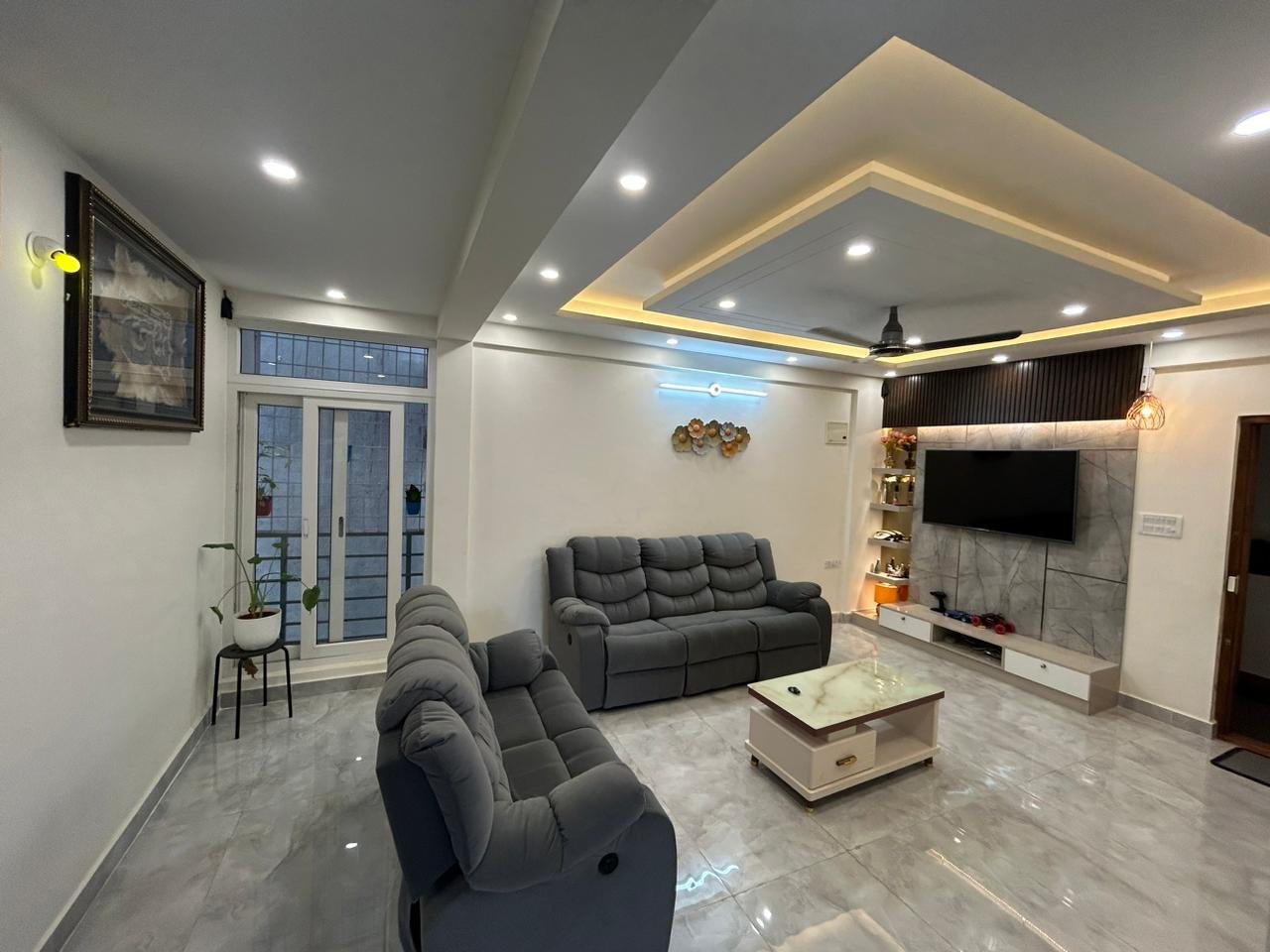 "Spacious 2400 sqft 3BHK Luxury Flats for Sale in HSR Layout | Modern Construction & Excellent Ventilation | Ample Parking Available" Hall https://renthouzz.in/