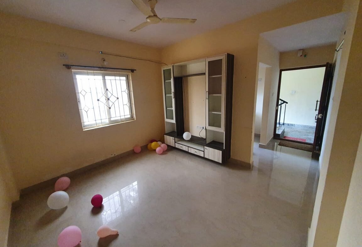 "Spacious 600 sqft 1BHK Luxury Flats for rent in Gottigere Bannerghatt Main Road | Modern Construction & Excellent Ventilation | Ample Bike Parking Available" Hall https://renthouzz.in/