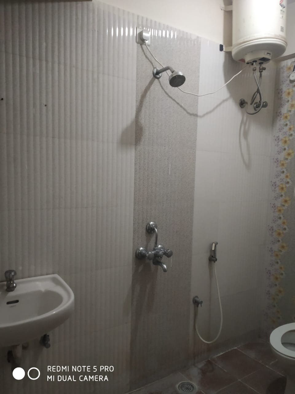 "Spacious 800 sqft 2BHK Flat for rent in BTM Layout 2nd Stage | Modern Construction & Excellent Ventilation | Ample Bike Parking Available" Bathroom https://renthouzz.in/