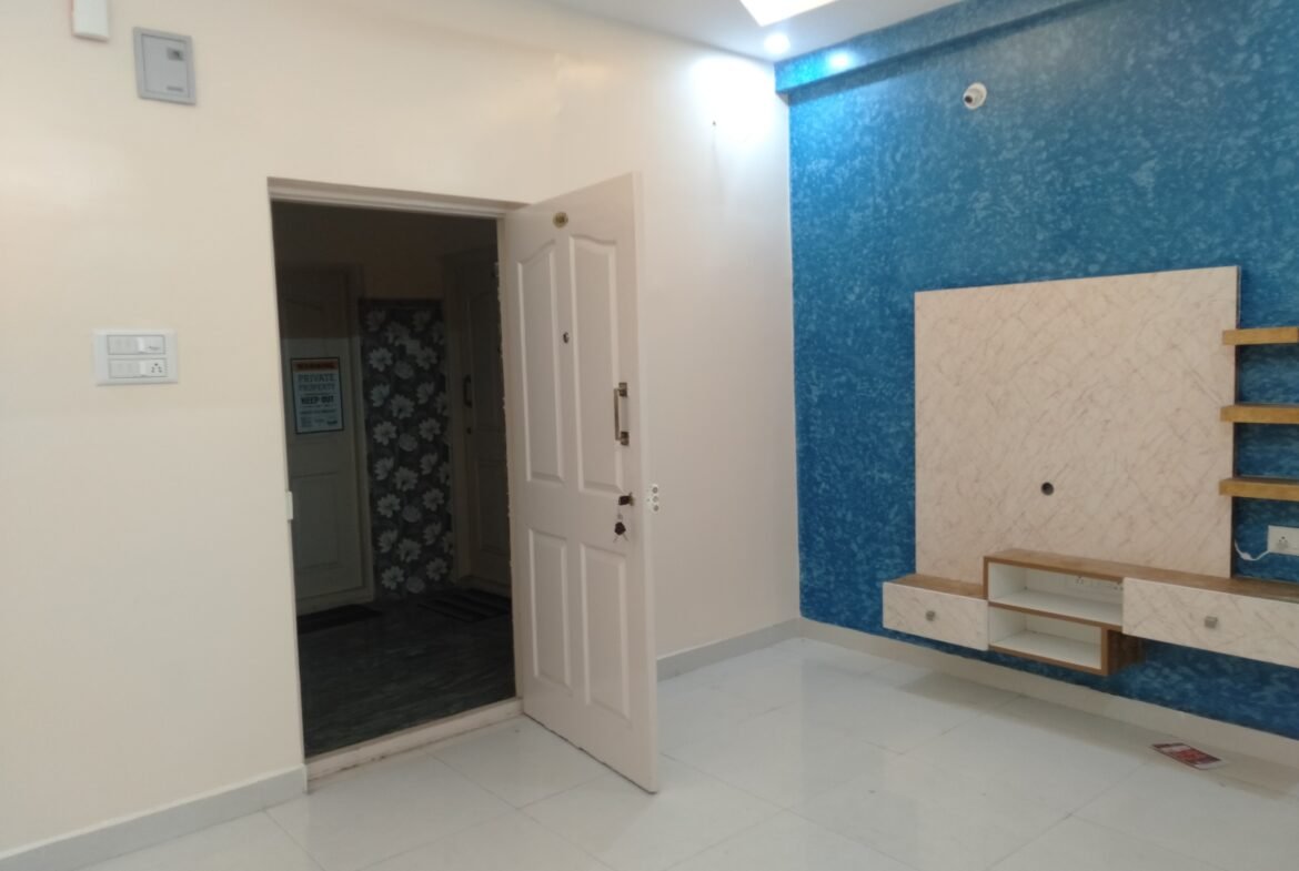 "Spacious 400 sqft 1BHK Flat for rent in BTM Layout 2nd Stage | Modern Construction & Excellent Ventilation | Ample Bike Parking Available" Hall https://renthouzz.in/