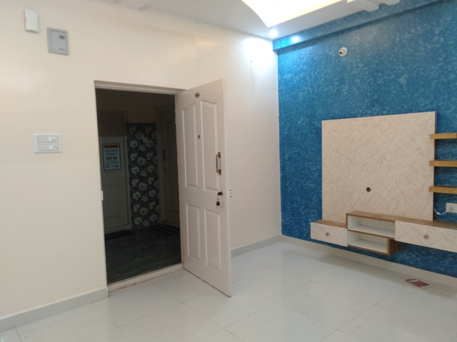 "Spacious 400 sqft 1BHK Flat for rent in BTM Layout 2nd Stage | Modern Construction & Excellent Ventilation | Ample Bike Parking Available" Hall https://renthouzz.in/