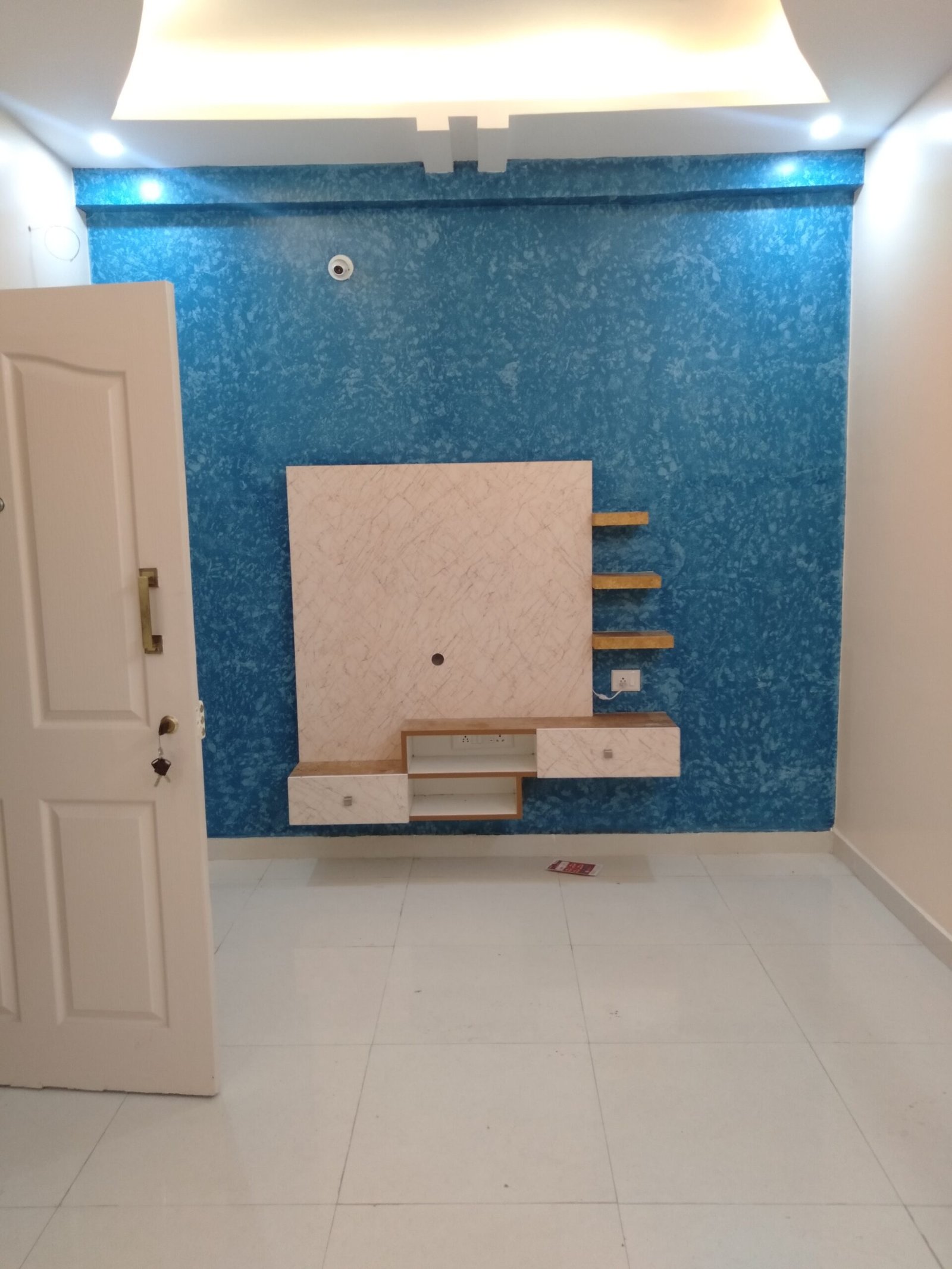 "Spacious 400 sqft 1BHK Flat for rent in BTM Layout 2nd Stage | Modern Construction & Excellent Ventilation | Ample Bike Parking Available" Hall https://renthouzz.in/