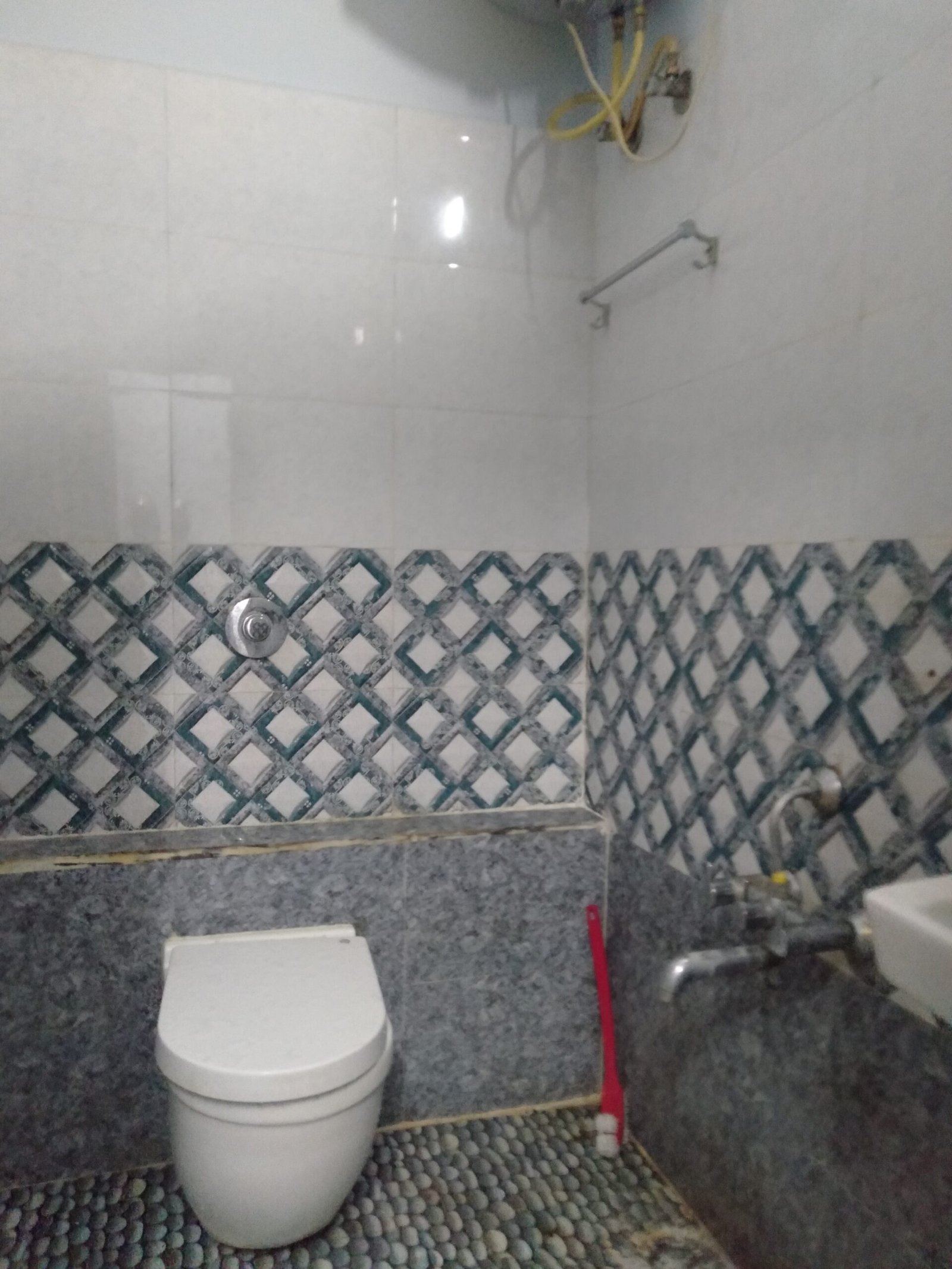 "Spacious 400 sqft 1BHK Flat for rent in BTM Layout 2nd Stage | Modern Construction & Excellent Ventilation | Ample Bike Parking Available" Bathroom https://renthouzz.in/