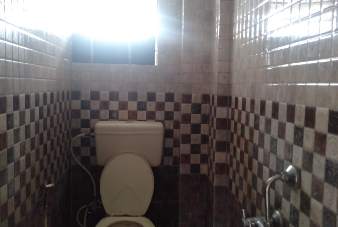 "Spacious 400 sqft 1BHK Flat for rent in BTM Layout 2nd Stage | Modern Construction & Excellent Ventilation | Ample Bike Parking Available" Bathroom https://renthouzz.in/