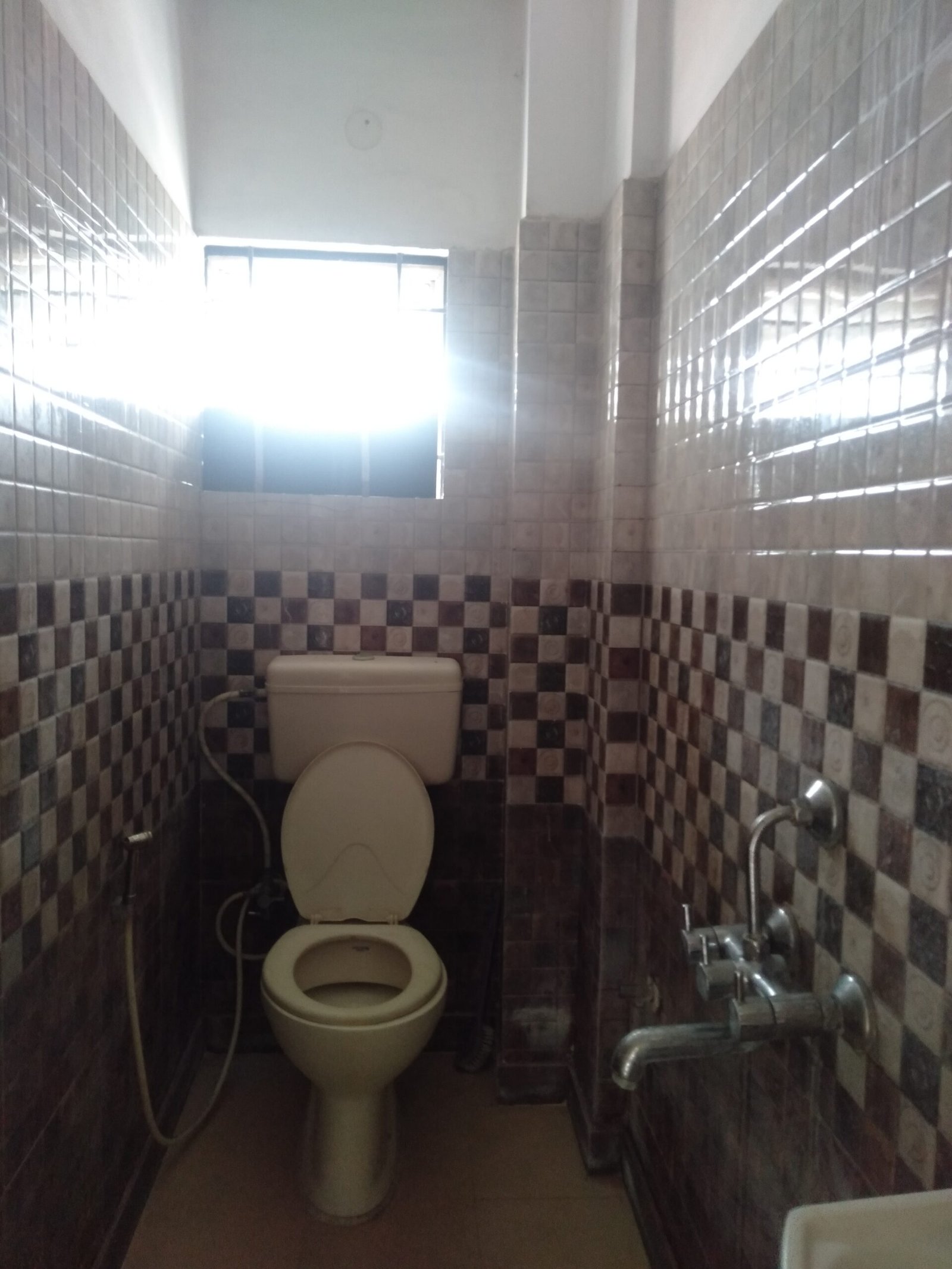 "Spacious 400 sqft 1BHK Flat for rent in BTM Layout 2nd Stage | Modern Construction & Excellent Ventilation | Ample Bike Parking Available" Bathroom https://renthouzz.in/