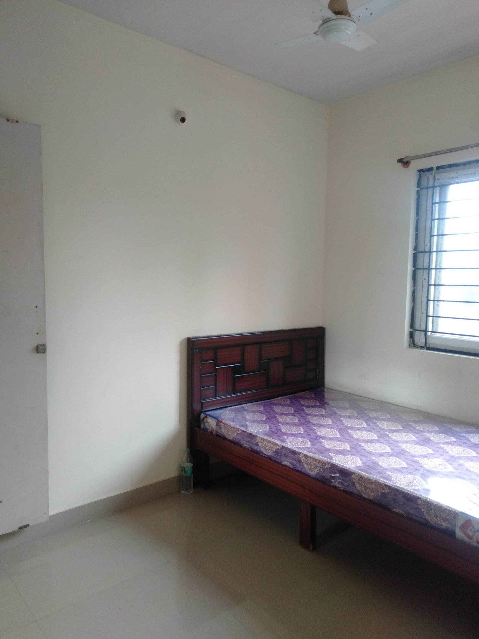 "Spacious 400 sqft 1BHK Flat for rent in BTM Layout 2nd Stage | Modern Construction & Excellent Ventilation | Ample Bike Parking Available" furnished bedroom https://renthouzz.in/