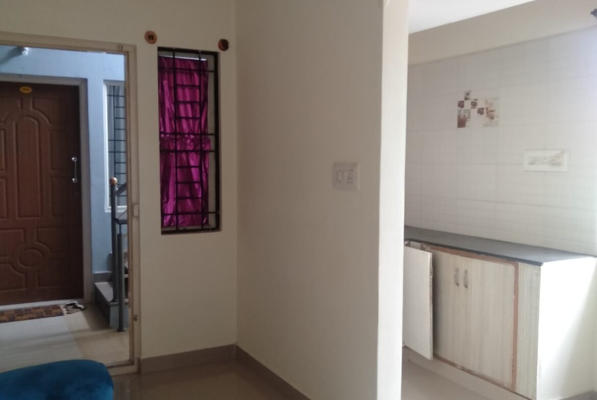 "Spacious 400 sqft 1BHK Flat for rent in BTM Layout 2nd Stage | Modern Construction & Excellent Ventilation | Ample Bike Parking Available" Living room https://renthouzz.in/