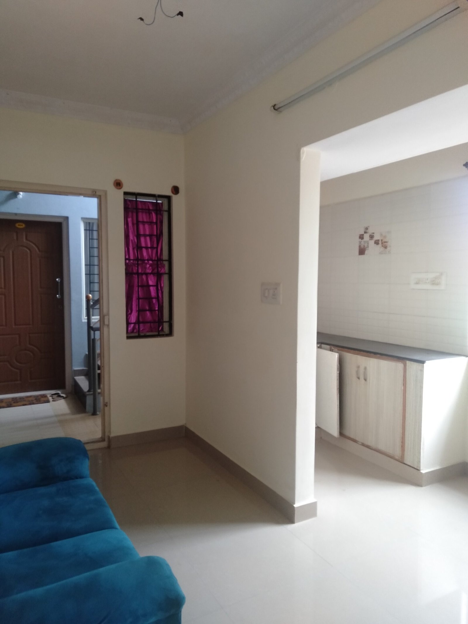 "Spacious 400 sqft 1BHK Flat for rent in BTM Layout 2nd Stage | Modern Construction & Excellent Ventilation | Ample Bike Parking Available" Living room https://renthouzz.in/