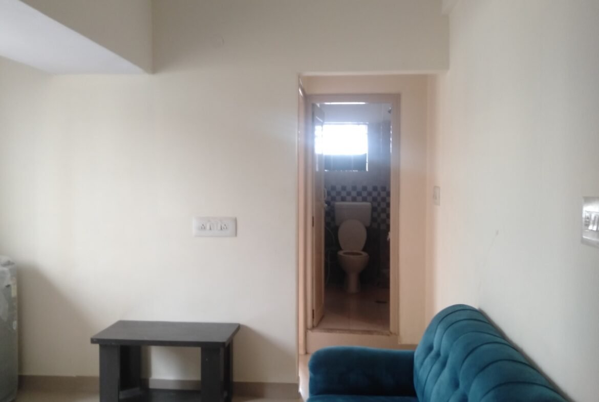 "Spacious 400 sqft 1BHK Flat for rent in BTM Layout 2nd Stage | Modern Construction & Excellent Ventilation | Ample Bike Parking Available" Hall https://renthouzz.in/