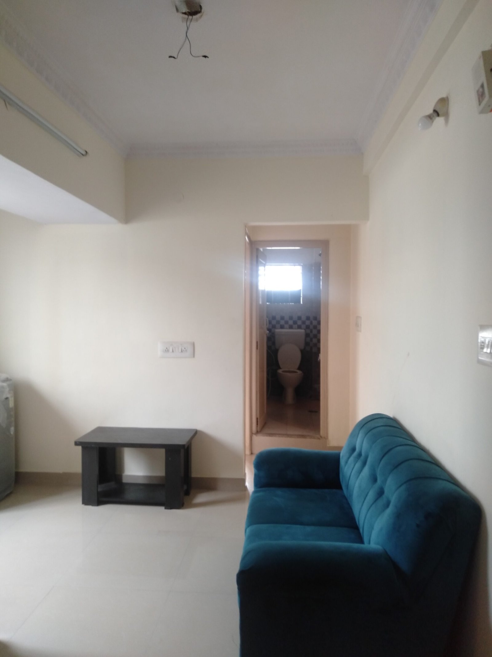 "Spacious 400 sqft 1BHK Flat for rent in BTM Layout 2nd Stage | Modern Construction & Excellent Ventilation | Ample Bike Parking Available" Hall https://renthouzz.in/