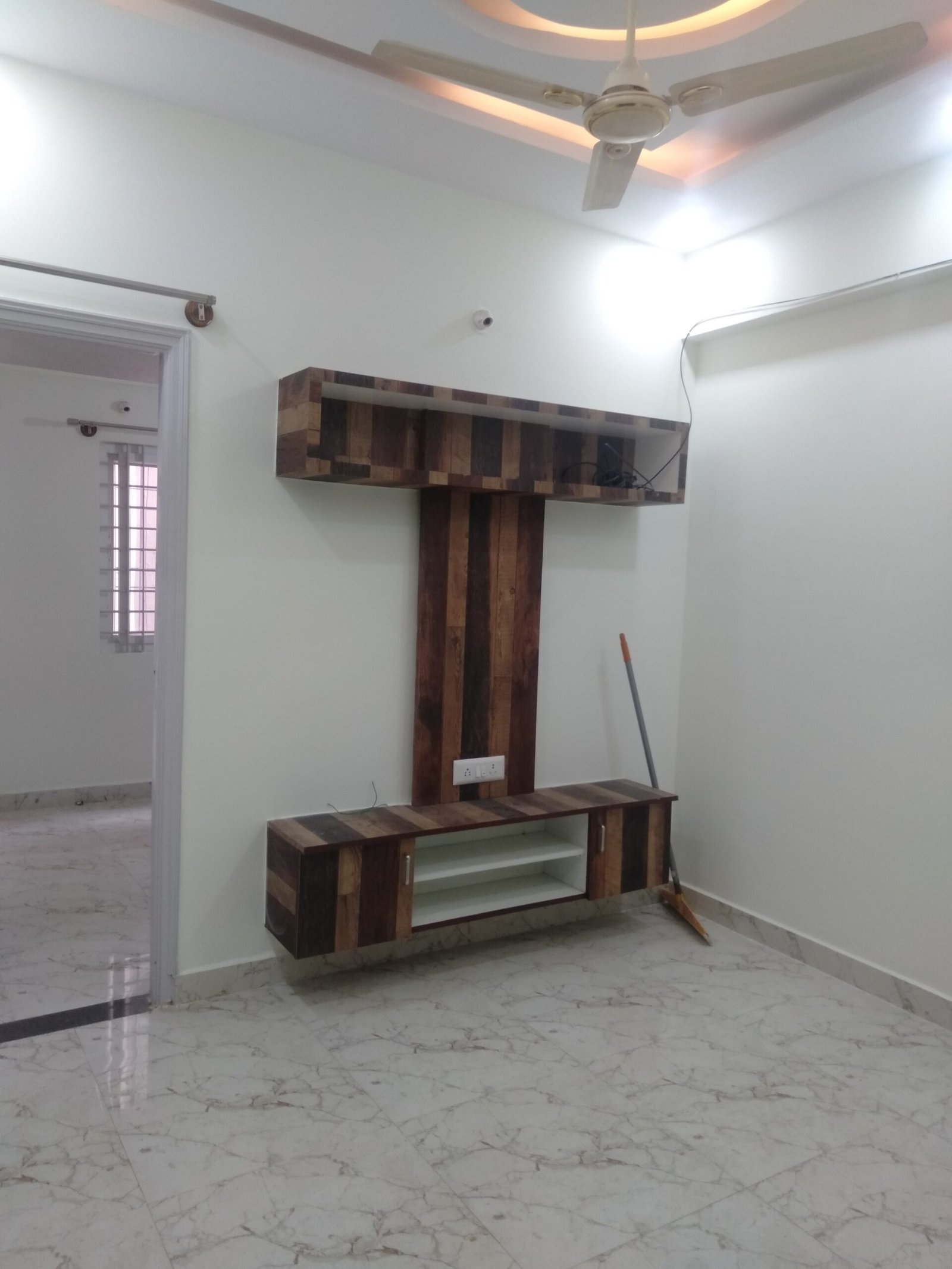 "Spacious 400 sqft 1BHK Flat for rent in BTM Layout 2nd Stage | Modern Construction & Excellent Ventilation | Ample Bike Parking Available" Hall https://renthouzz.in/