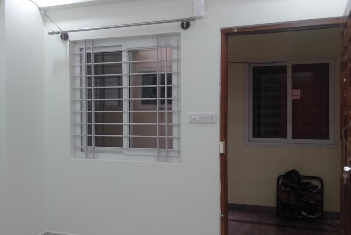 "Spacious 400 sqft 1BHK Flat for rent in BTM Layout 2nd Stage | Modern Construction & Excellent Ventilation | Ample Bike Parking Available" Hall https://renthouzz.in/