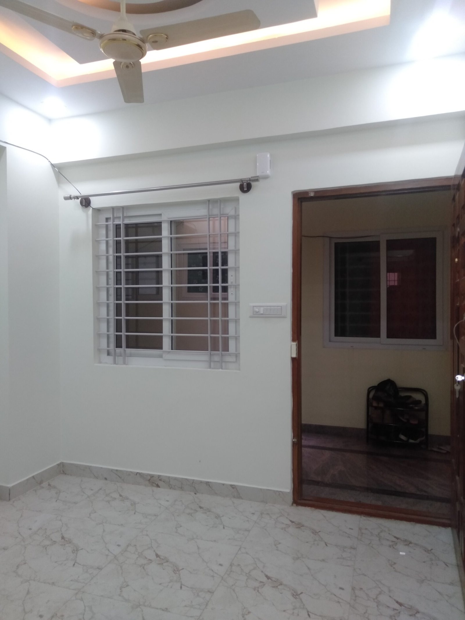 "Spacious 400 sqft 1BHK Flat for rent in BTM Layout 2nd Stage | Modern Construction & Excellent Ventilation | Ample Bike Parking Available" Hall https://renthouzz.in/