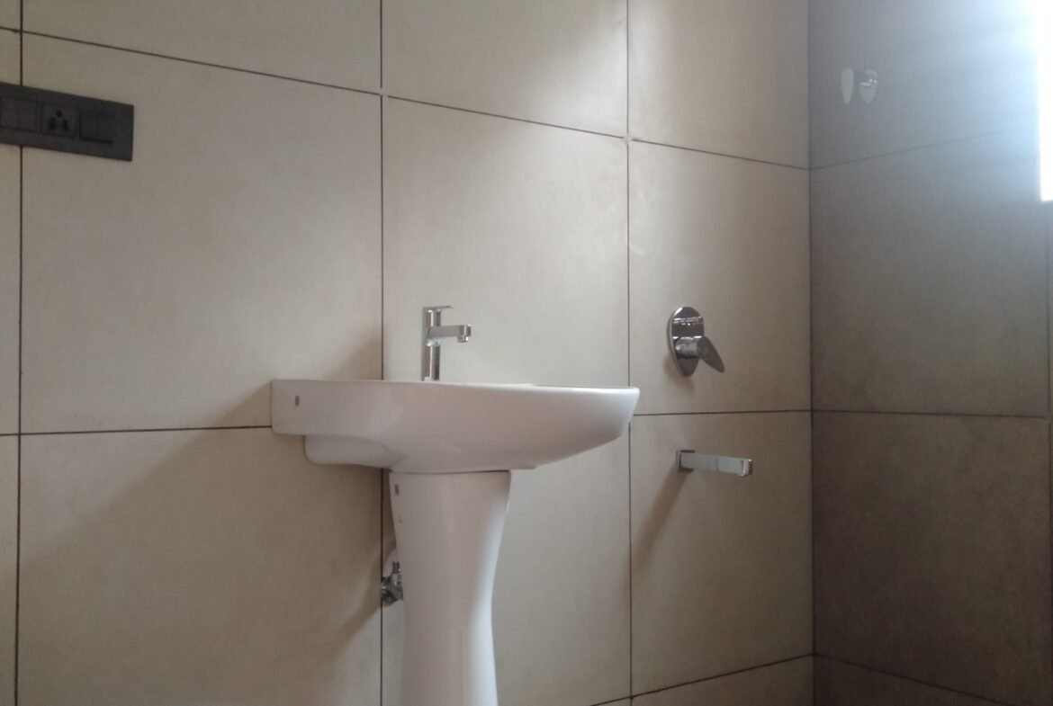 "Spacious 1200 sqft 4BHK Luxury Flats for Sale in HSR Layout | Modern Construction & Excellent Ventilation | Ample Parking Available" Bathroom https://renthouzz.in/