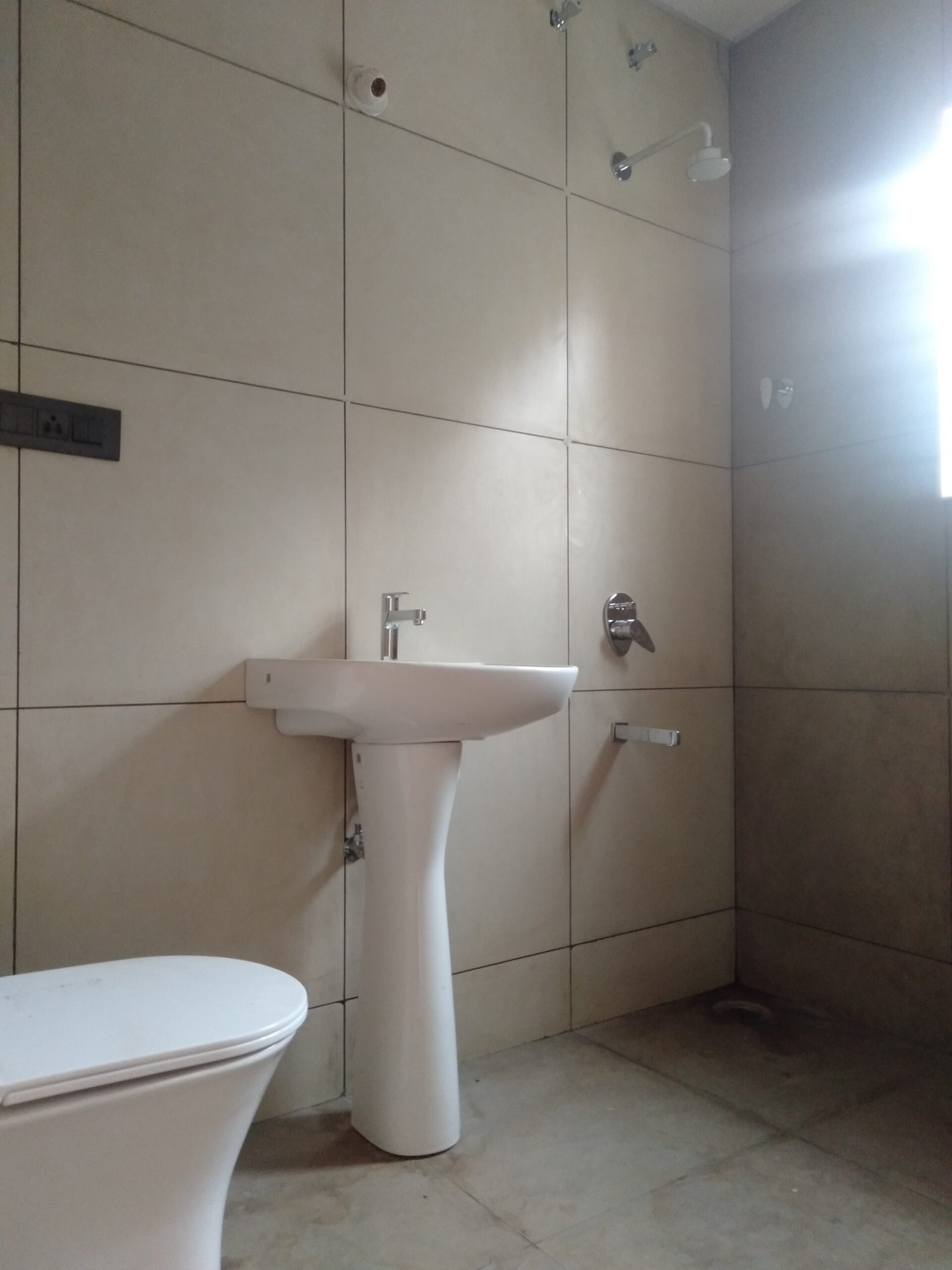 "Spacious 1200 sqft 4BHK Luxury Flats for Sale in HSR Layout | Modern Construction & Excellent Ventilation | Ample Parking Available" Bathroom https://renthouzz.in/