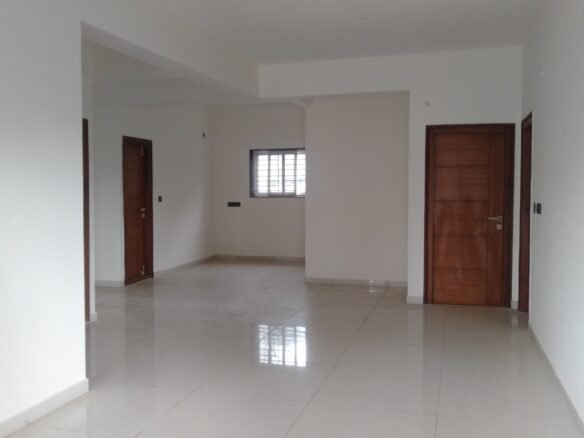 "Spacious 1200 sqft 3BHK Luxury Flats for Sale in HSR Layout | Modern Construction & Excellent Ventilation | Ample Parking Available" Hall https://renthouzz.in/