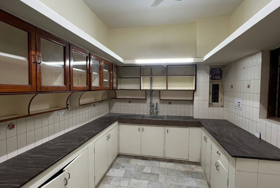 Rent a Beautiful 3BHK Independent House in a Peaceful Neighborhood | Ejipura | Bangalore | Kitchen | https://renthouzz.in/