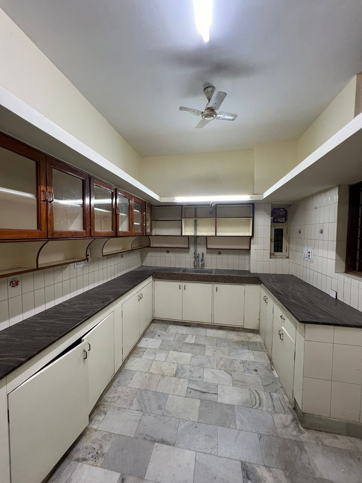 Rent a Beautiful 3BHK Independent House in a Peaceful Neighborhood | Ejipura | Bangalore | Kitchen | https://renthouzz.in/