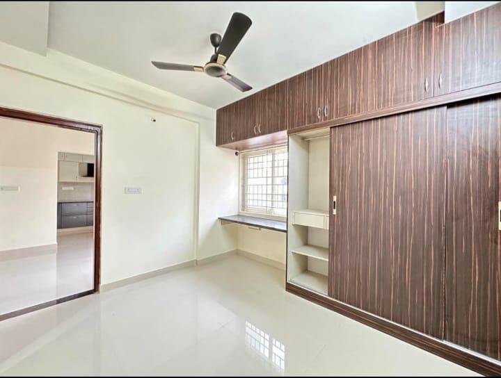 "Spacious 2BHK flat with modern furnishings, ample natural light, and well-ventilated interiors." | BEdroom | Hsr Layout Sector 2 | Bangalore | https://renthouzz.in/ |