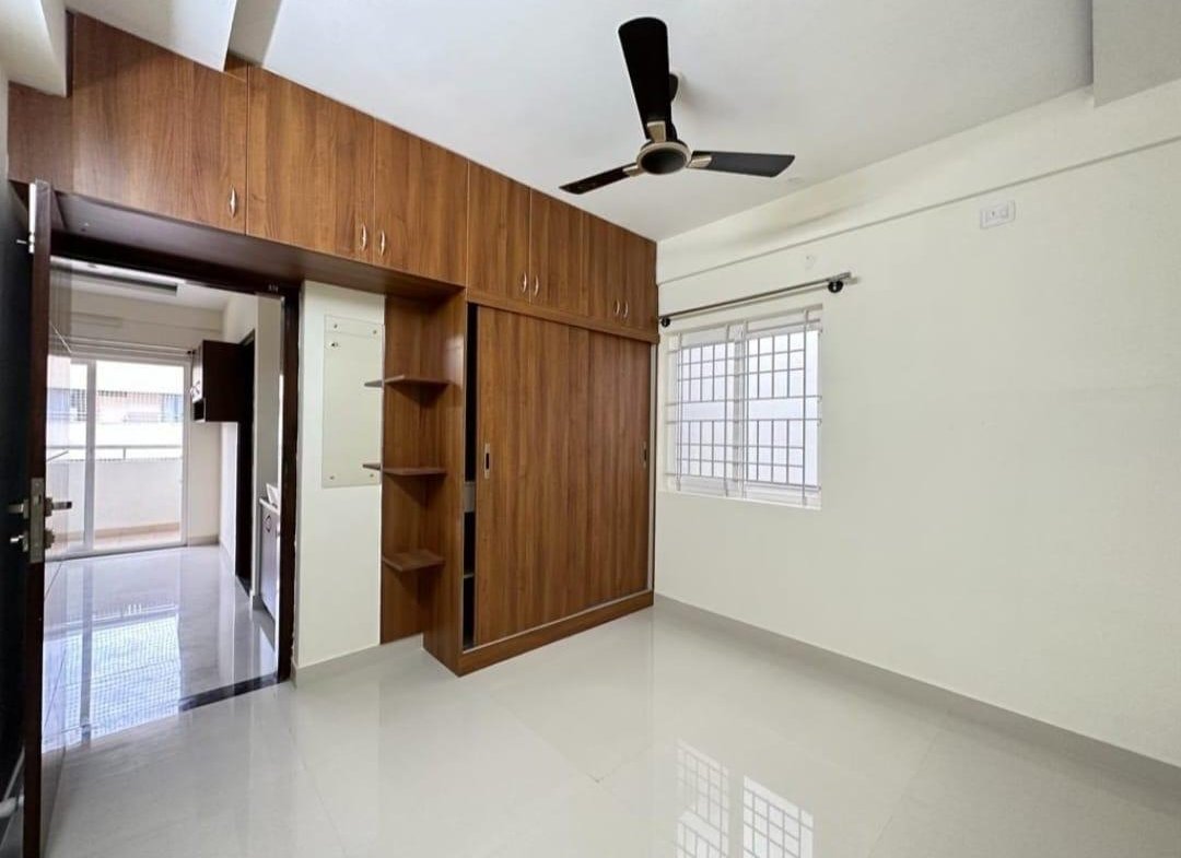 "Spacious 2BHK flat with modern furnishings, ample natural light, and well-ventilated interiors." | BEdroom | Hsr Layout Sector 2 | Bangalore | https://renthouzz.in/ |