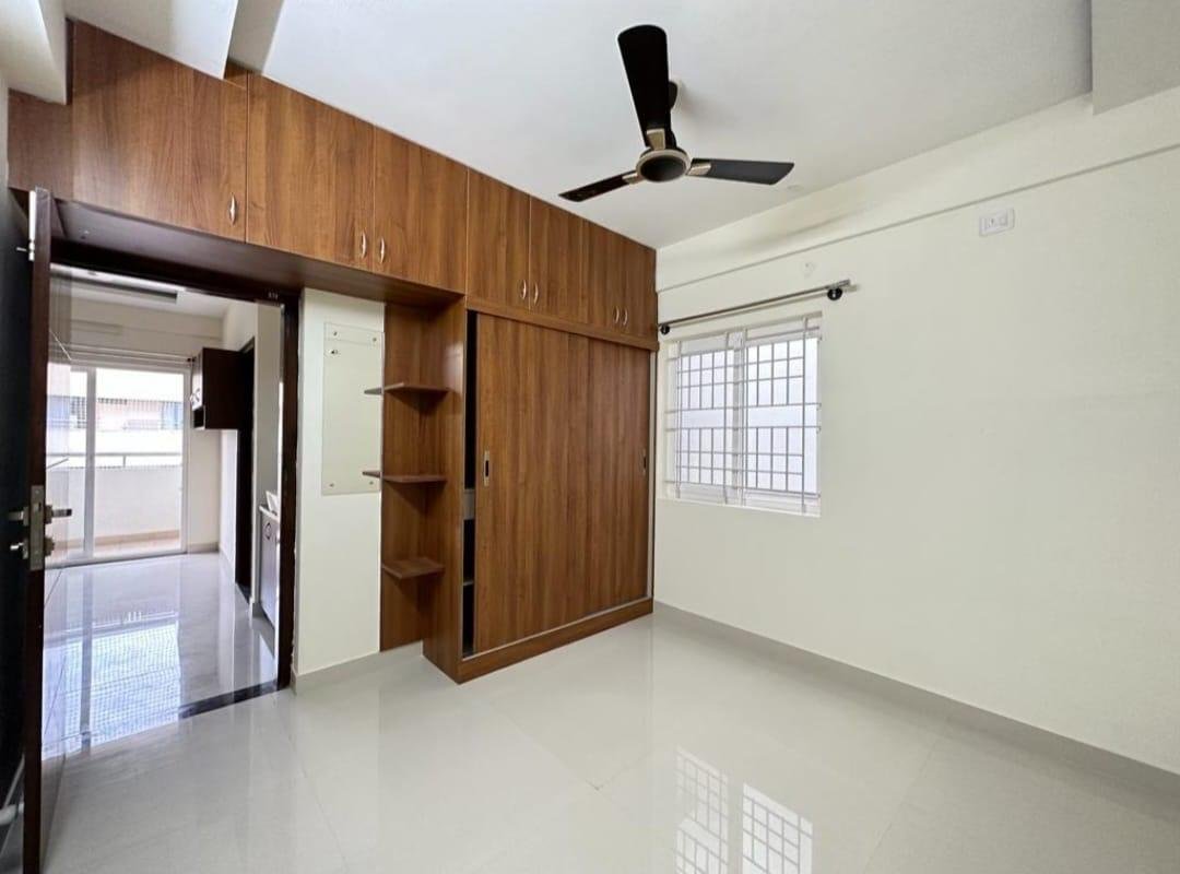 "Spacious 2BHK flat with modern furnishings, ample natural light, and well-ventilated interiors." | BEdroom | Hsr Layout Sector 2 | Bangalore | https://renthouzz.in/ |