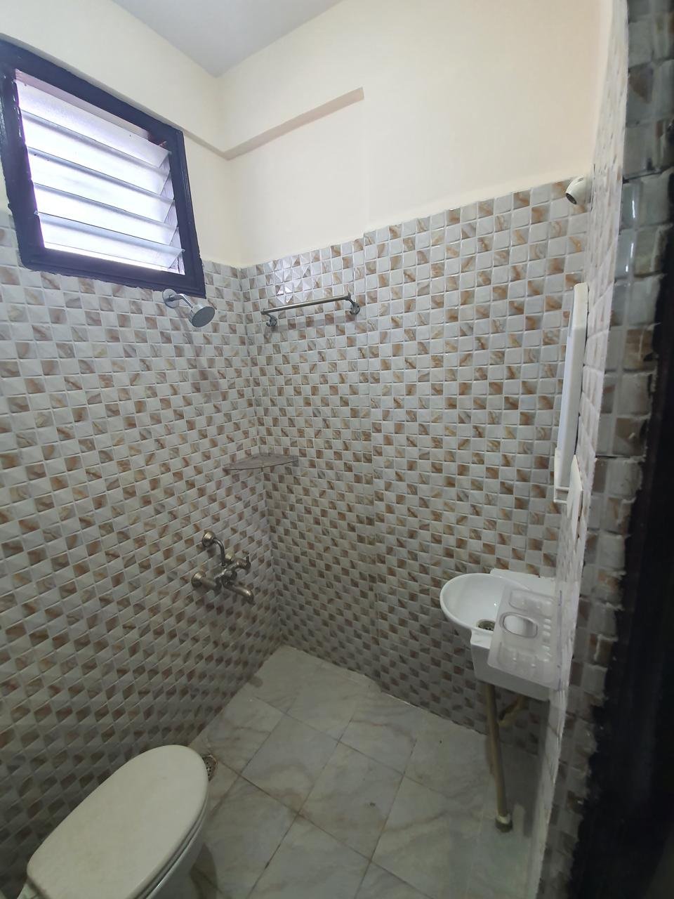 1 Bhk Semi Furnished Flat |for Rent | Ashwini Layout Ejipura Bangalore | Bathroom | https://www.renthouzz.in/