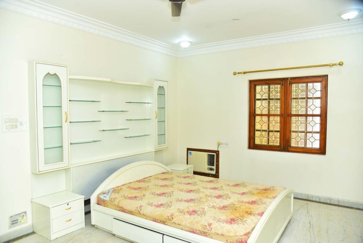 Bedroom of 5BHK Independent House for Rent in Koramangala ST Bed Layout Bangalore-Renthouzz