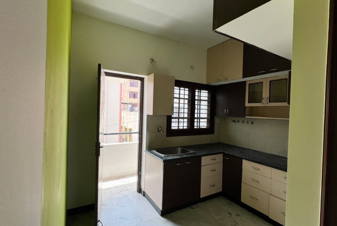 2BHK apartment modular kitchen with cabinets, sink with attached utility and chimney in Hsr Layout, Bangalore – Renthouzz
