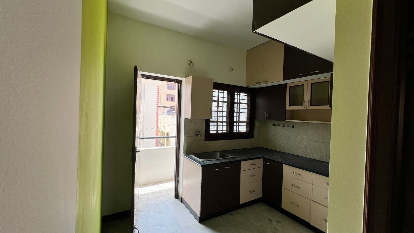 2BHK apartment modular kitchen with cabinets, sink with attached utility and chimney in Hsr Layout, Bangalore – Renthouzz