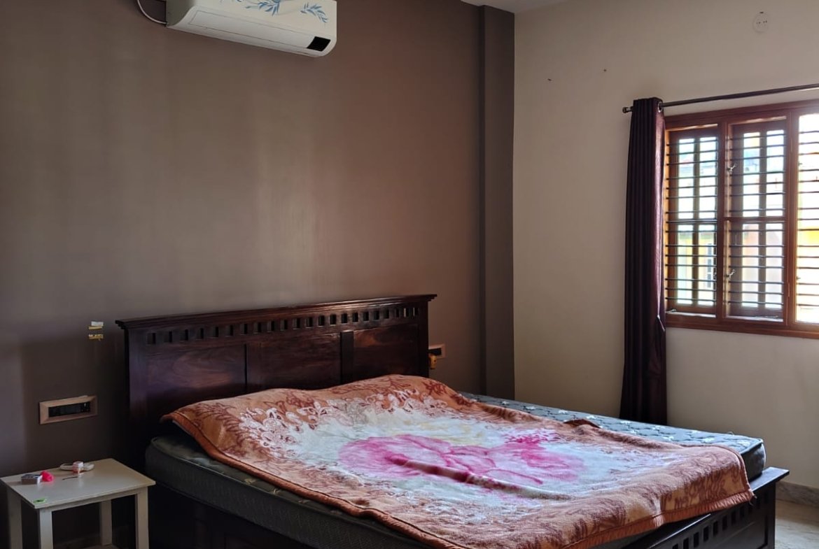 Bedroom of 4BHK Duplex House for Sale in Rajeshwarinagara, Madanayakanahalli Renthouzz