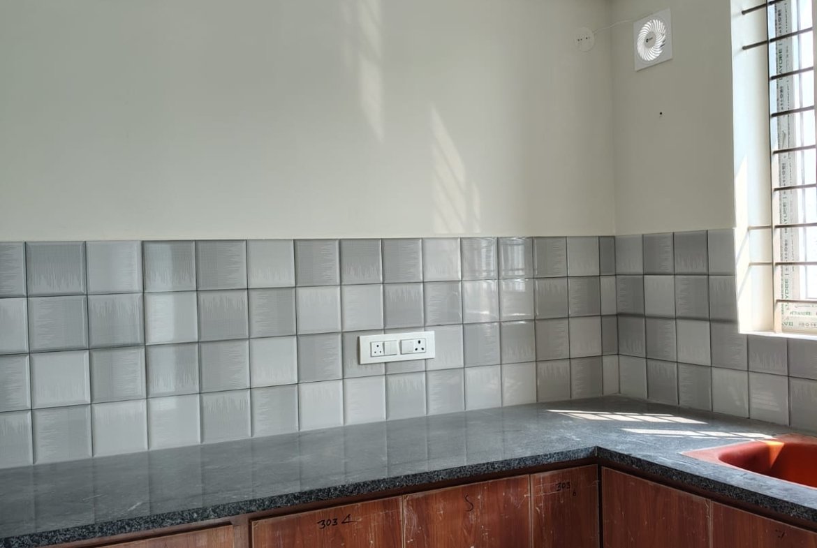 modular kitchen 2BHK fully furnished flat BTM Layout fridge chimney stove