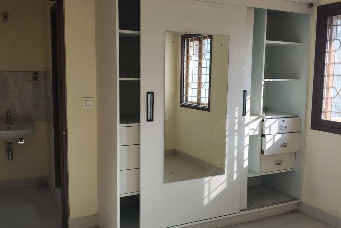 2BHK semi furnished bedroom for rent Koramangala 6th Block wardrobe ventilation