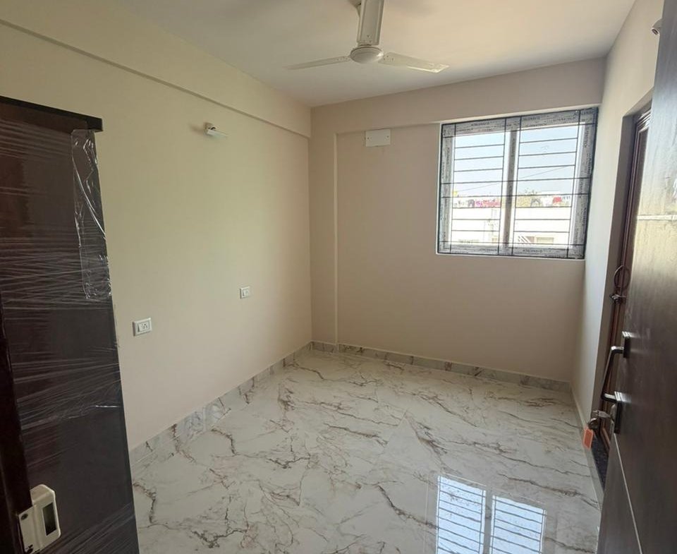 fully furnished PG room in Marathahalli Bangalore with cot wardrobe mattress rental property