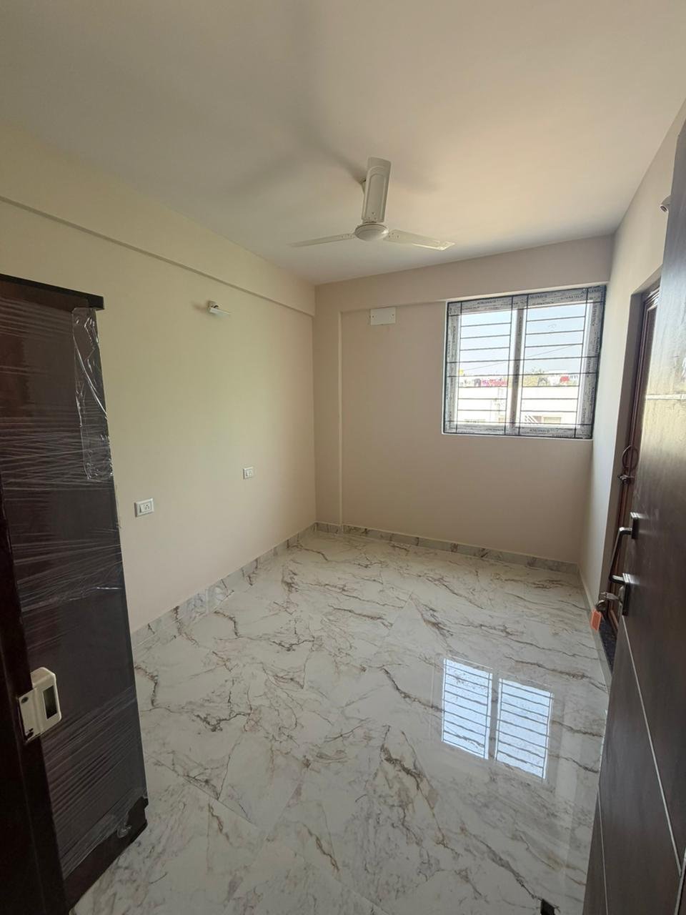 fully furnished PG room in Marathahalli Bangalore with cot wardrobe mattress rental property