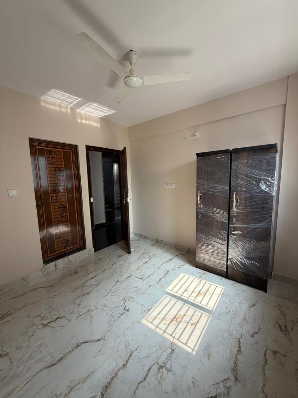 fully furnished PG room in Marathahalli Bangalore with cot wardrobe mattress rental property