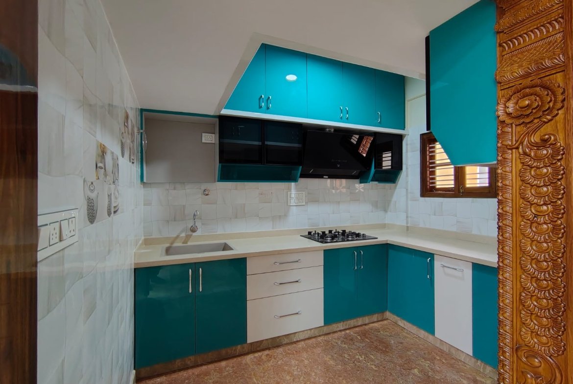 Modular kitchen with cabinets and chimney in 2BHK flat for rent in HSR Layout Sector 1 Bangalore