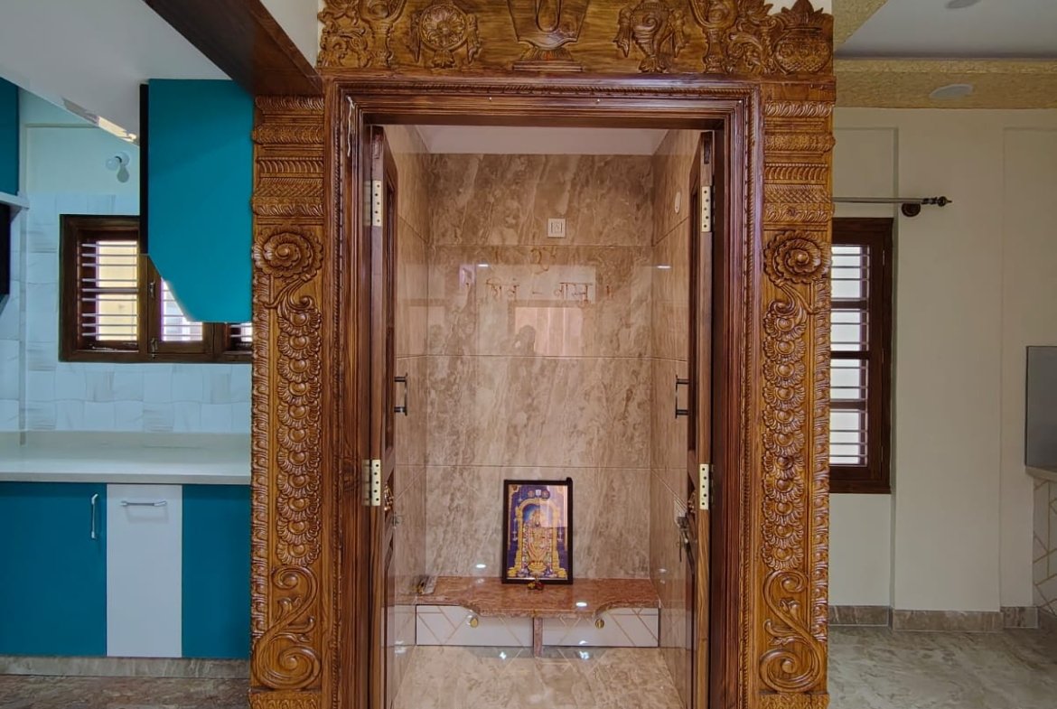 Spacious living room of semi furnished 2BHK flat in HSR Layout Sector 1 Bangalore with natural light and ventilation