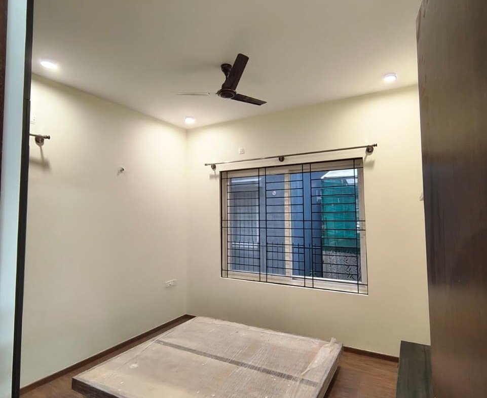 Bedroom with wardrobe in semi furnished villa Woodsvale Sarjapura