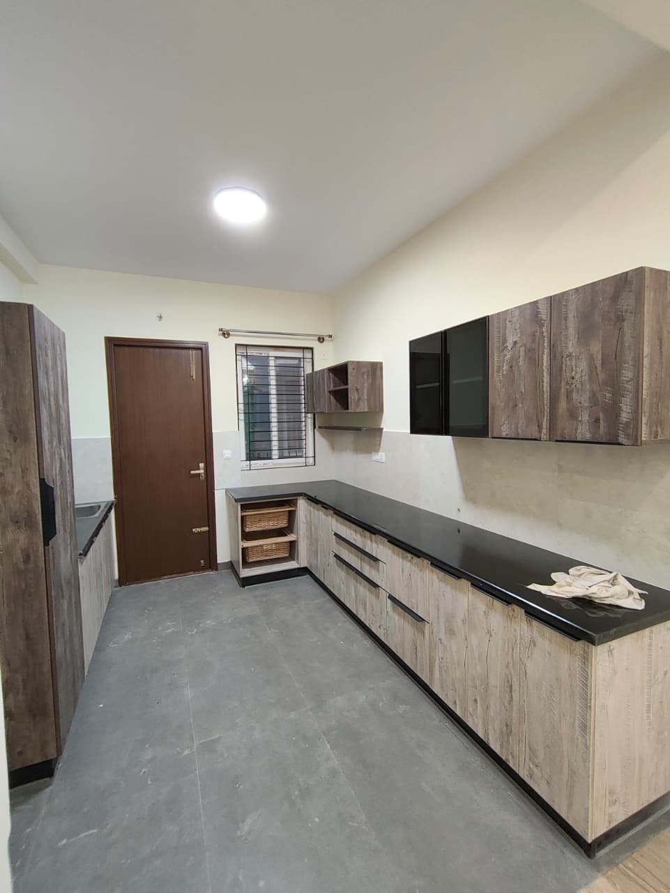 Modular Kitchen in Woodsvale Villa Modern modular kitchen with cabinets in Woodsvale villa Sarjapura