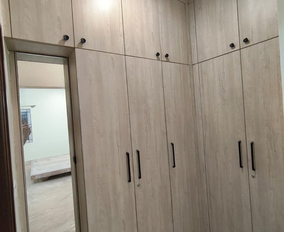 Bedroom with wardrobe in semi furnished villa Woodsvale Sarjapura